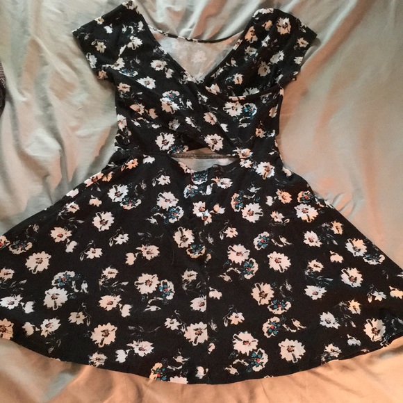 Black dress with floral pattern - Picture 2 of 4